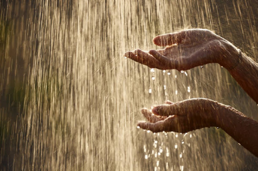 Apakah Air Hujan Aman Dikonsumsi dan Bermanfaat Untuk Kesehatan, Ini Jawabannya!