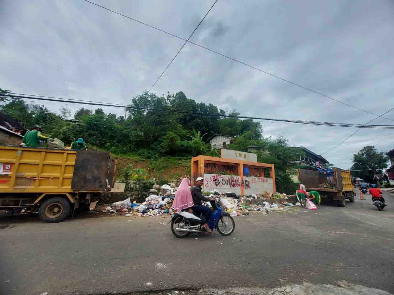 Tambah 1 Truk Amrol dan 3 Kontainer Sampah 