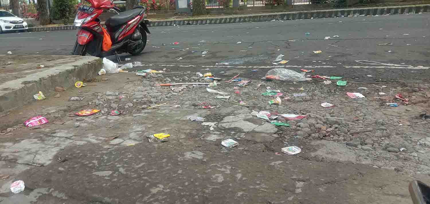 Karnaval Sisakan Sampah di Jalan Sukawati