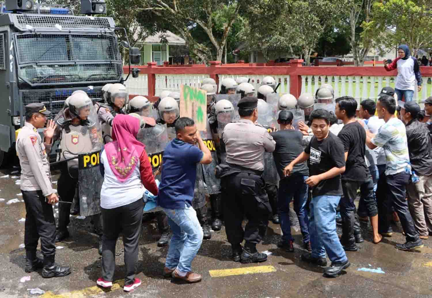 Puluhan Polisi Kepahiang Diserang Massa