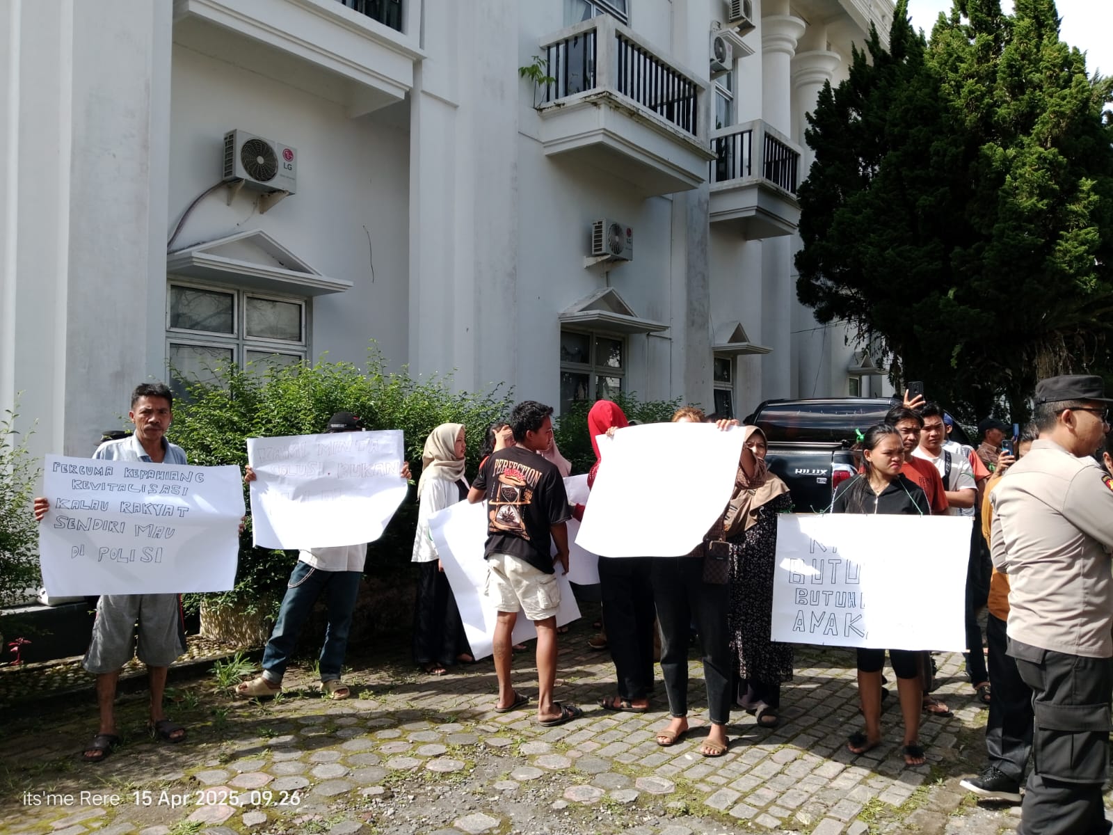 BREAKING NEWS: Pedagang Geruduk Gedung DPRD Kepahiang!