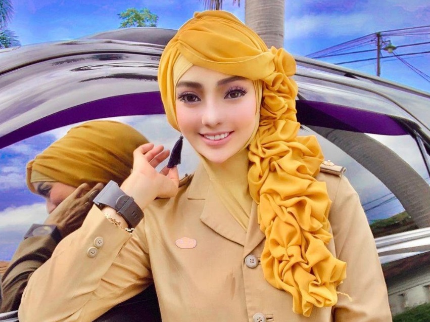 Yuni Jasmine, PNS Lampung Mendadak Viral Gegara Penampilannya yang Unik, Dagunya Jadi Sorotan!