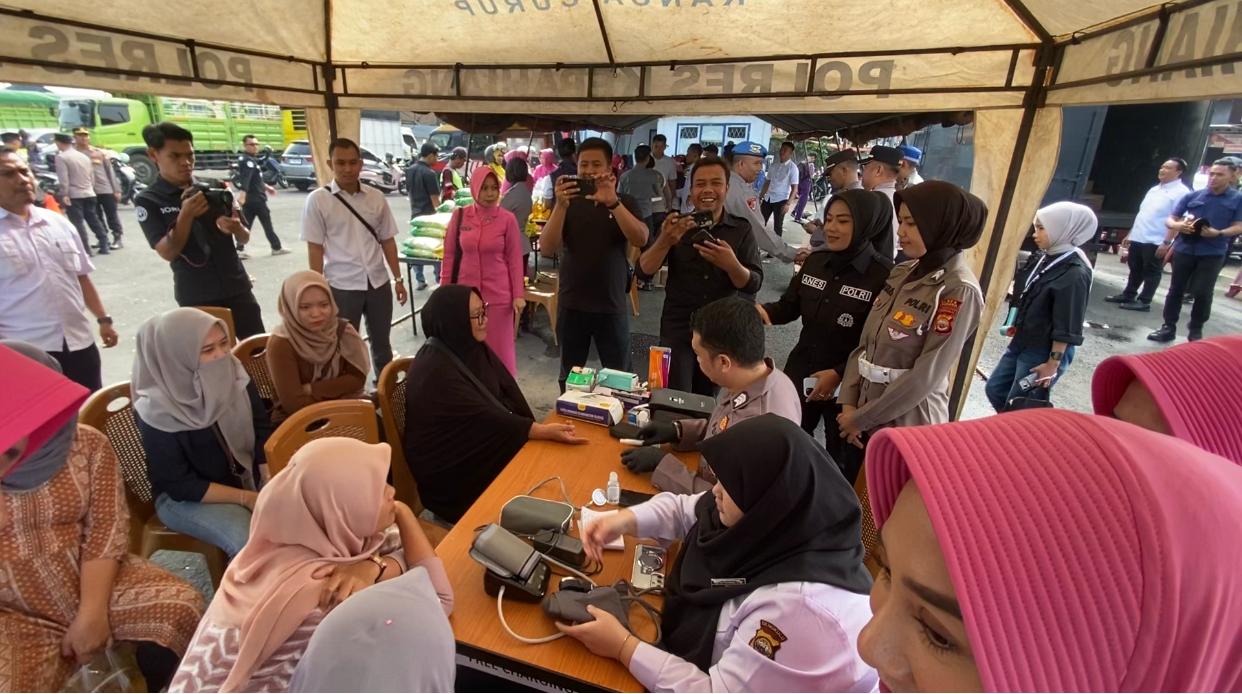 Hari Bhayangkara, Polres Kepahiang Lakukan Bakti Sosial, Pasar Murah dan Pengecekan Kesehatan Gratis!