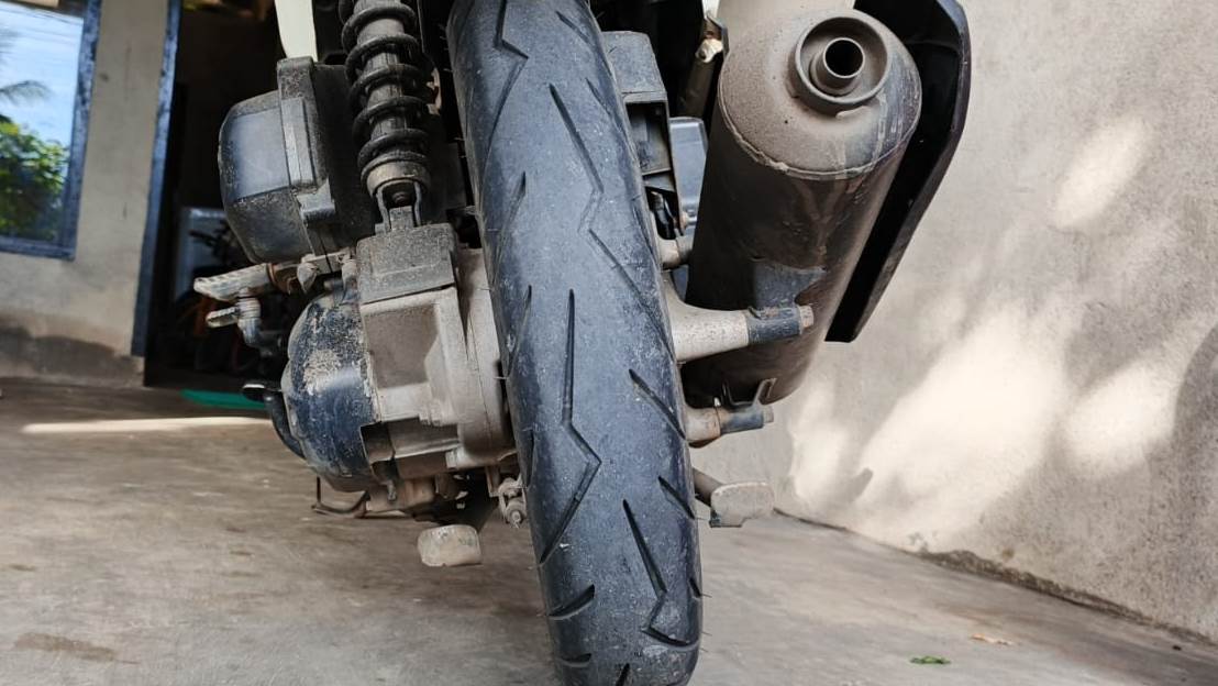 5 Cara Mengatasi Ban Belakang Motor Terasa Goyang Saat Dikendarai