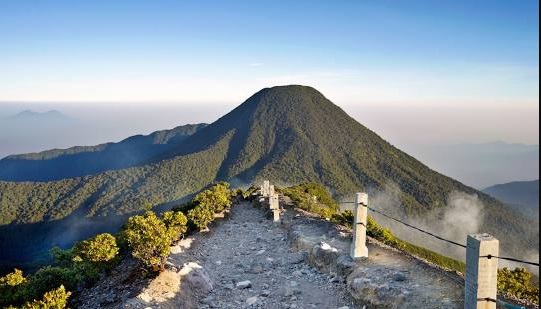 Waspada! Gunung Gede Pangrango Keluarkan Gas Beracun, Hindari Area Daerah Ini!