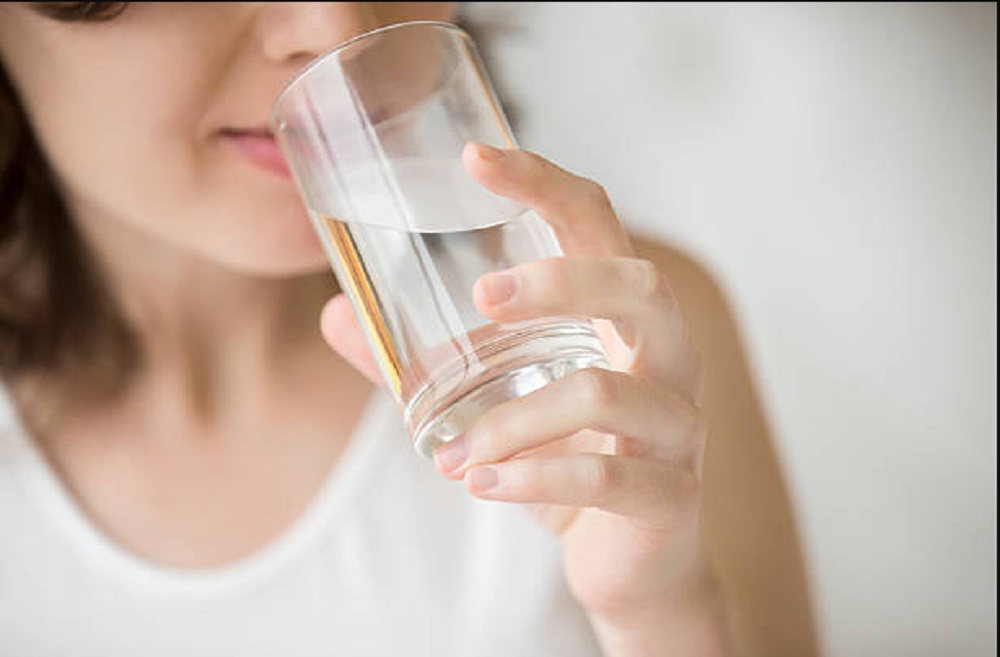 Jangan Asal Minum, Ketahui Tips Minum Air Putih Ini Agar Efektif Menurunkan Berat Badan