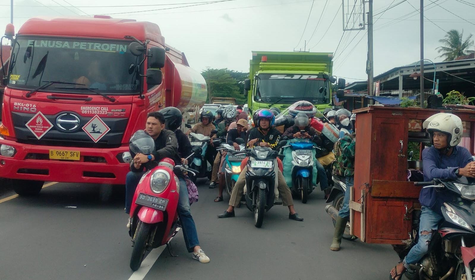 Antrean Kendaraan Terjebak Macet di Desa Karang Anyar Kepahiang!