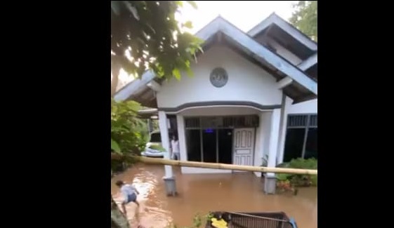 Sungai Sempiang Meluap, Rumah Warga Sidodadi Kelurahan Pasar Ujung Dihantam Banjir!  