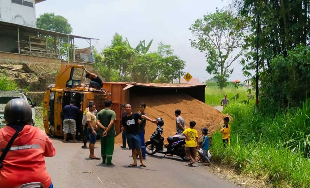 BREAKING NEWS: Dump Truk Bermuatan Dedak Kecelakaan, Jalan Lintas Kepahiang - Curup Macet Panjang!