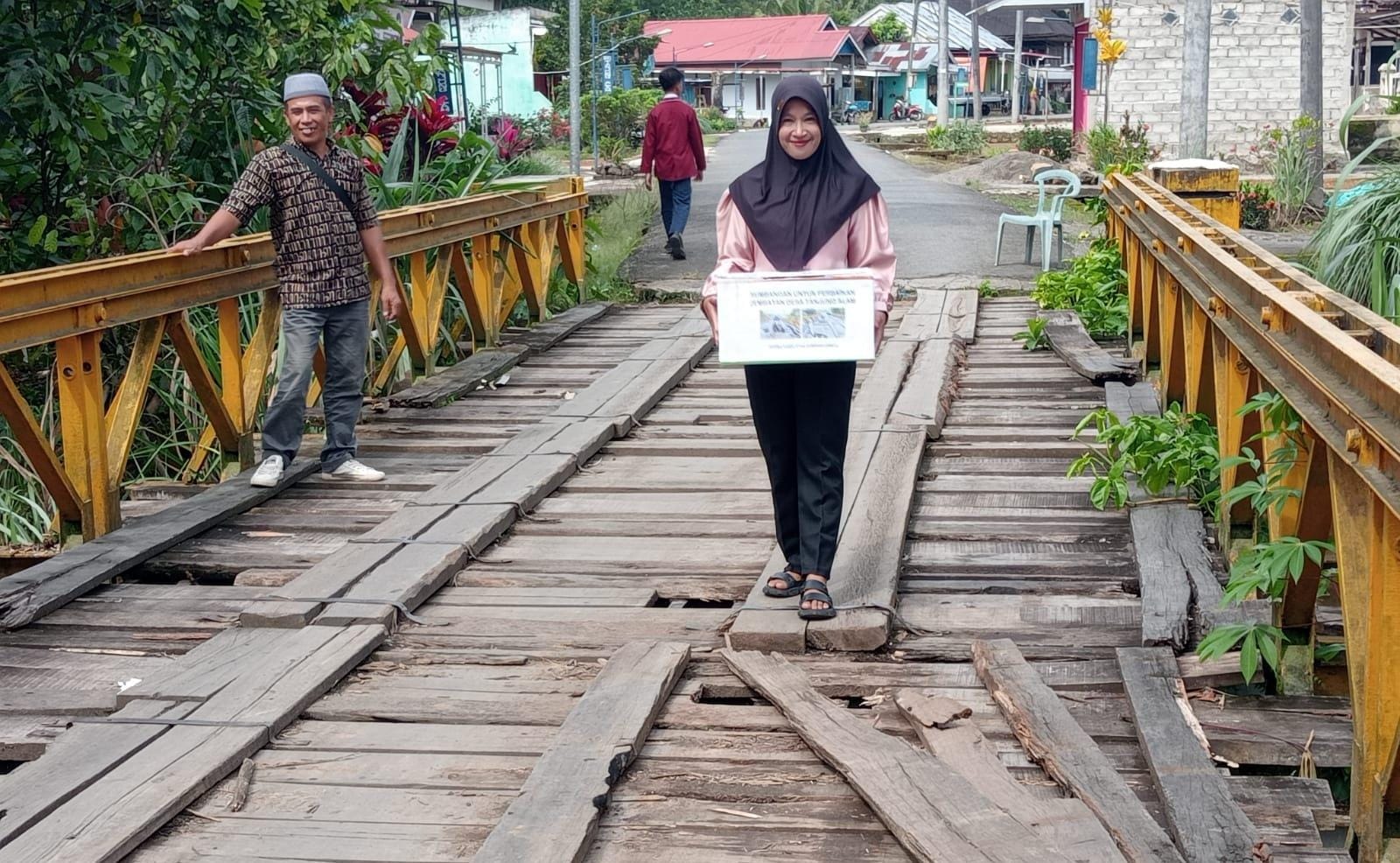 Jembatan Tanjung Alam Tak Kunjung Dibangun, Warga Terpaksa Galang Dana!