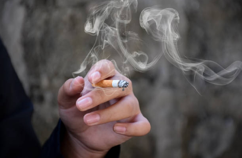 Bahaya Asap Rokok yang Menempel di Baju Berikut Risiko dan Cara Mengatasinya