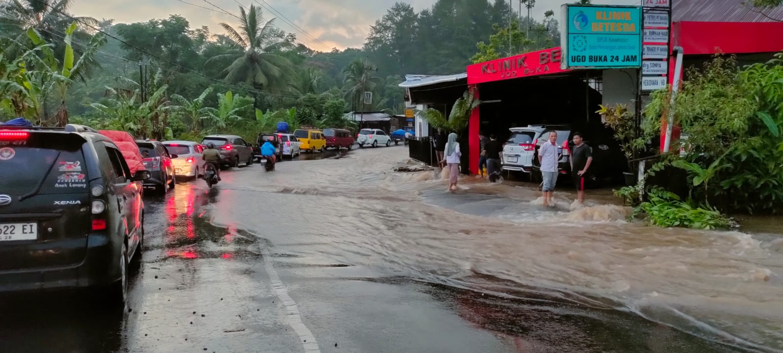 Antrean Masih Mengular, Puluhan Kendaraan Mendadak Mogok Akibat Terjebak Banjir