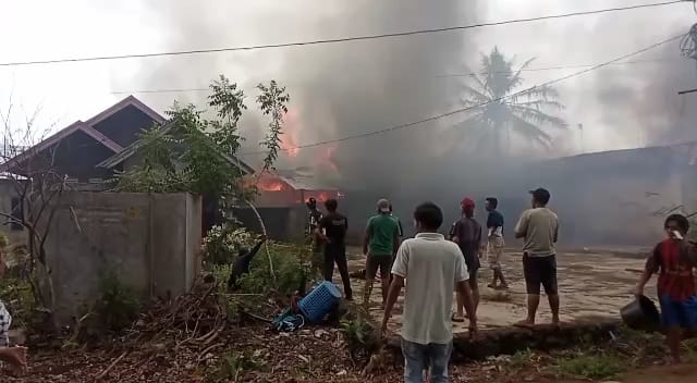 BREAKING NEWS: Rumah Warga Talang Babatan Kebakaran