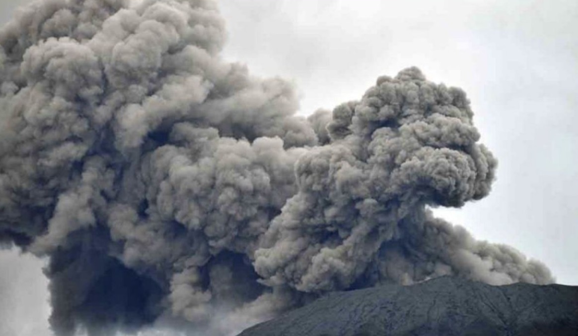 Heboh! Gunung Tangkuban Perahu Erupsi, Pengunjung Terpantai Bergegas Evakuasi Kendaraan