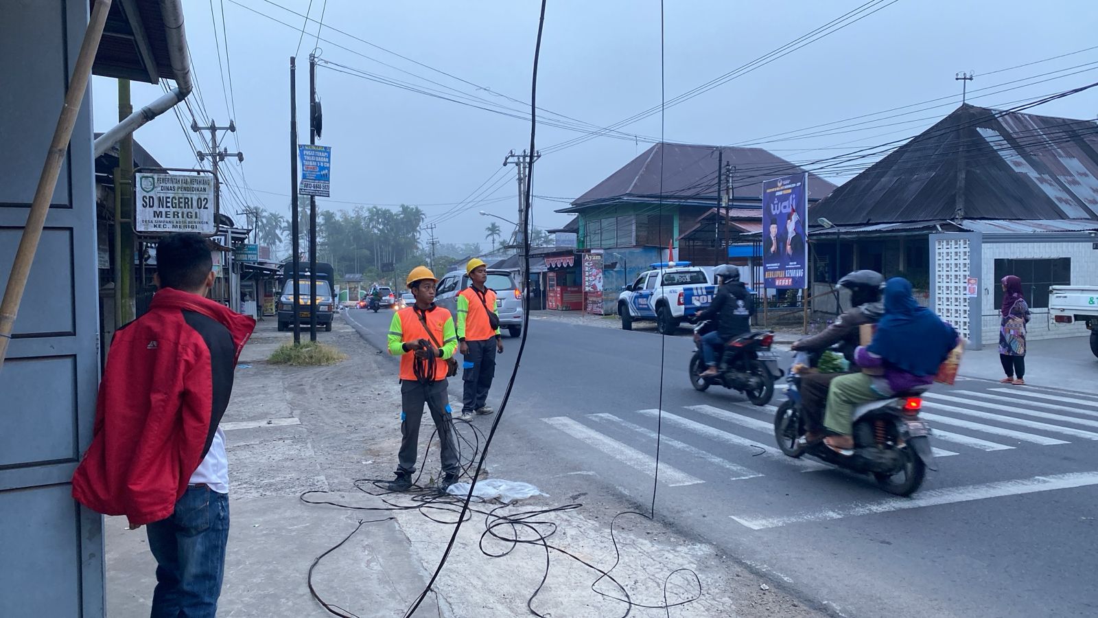 Tersangkut Fuso, Kabel Listrik di Simpang Kota Bingin Ancam Pengendara Lain