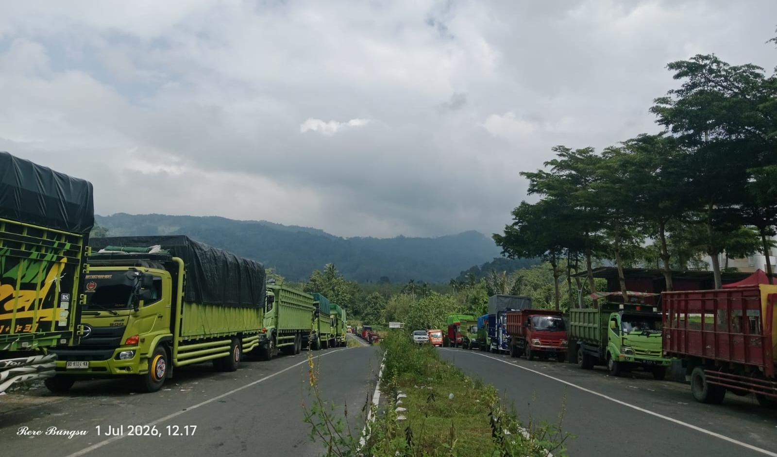 Antrean Truk Makan Badan Jalan Ring Road Kepahiang, Sopir Nginap Demi Solar Bersubsidi