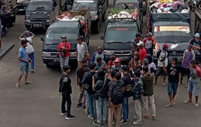 Belasan Ton Sampah Diangkut ke Kantor Walikota Bengkulu, Syahbandar: Kami Mau Cari Makan!