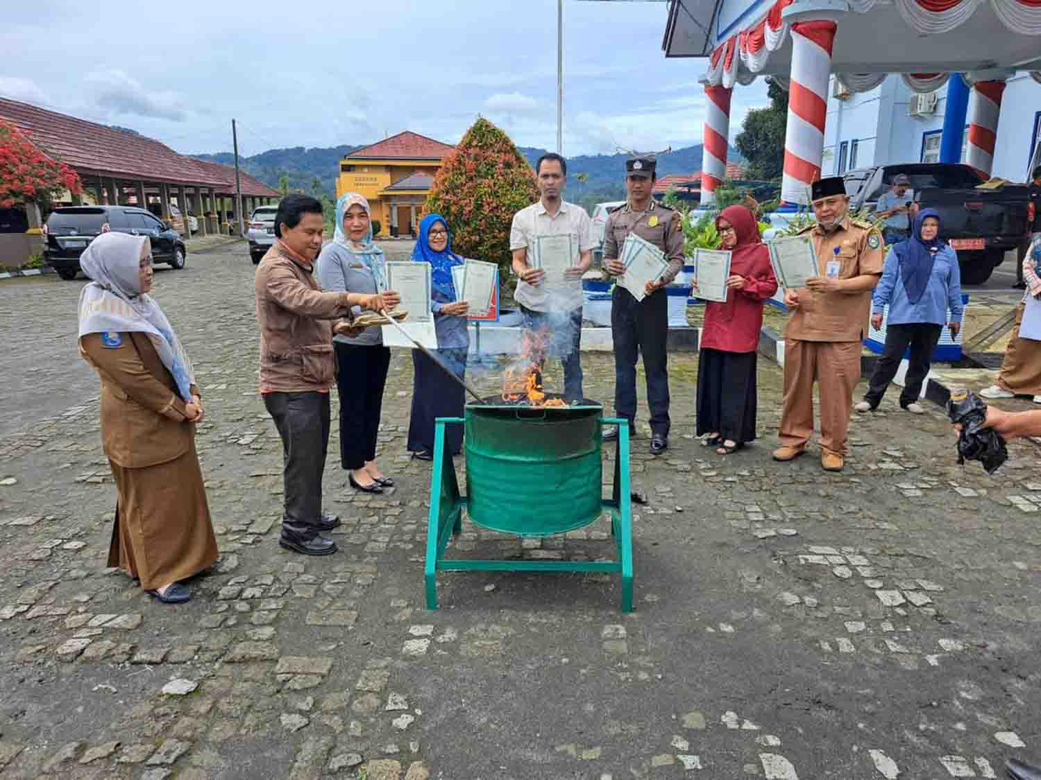 Ratusan Lembar Blanko Ijazah Dibakar