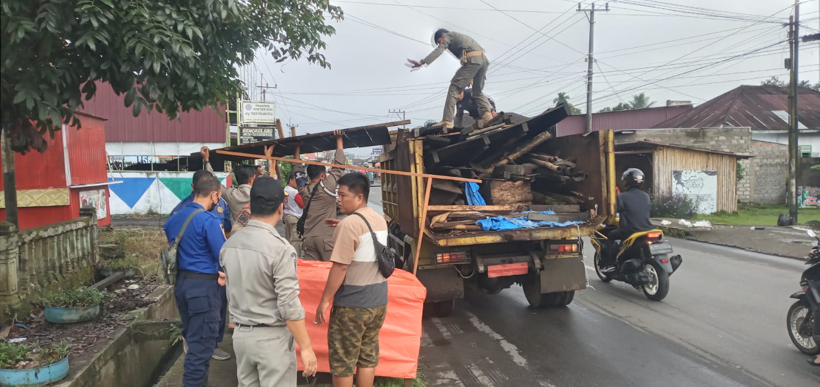 Lapak Pedagang Membandel Dibongkar Paksa Satpol PP PBK Kepahiang