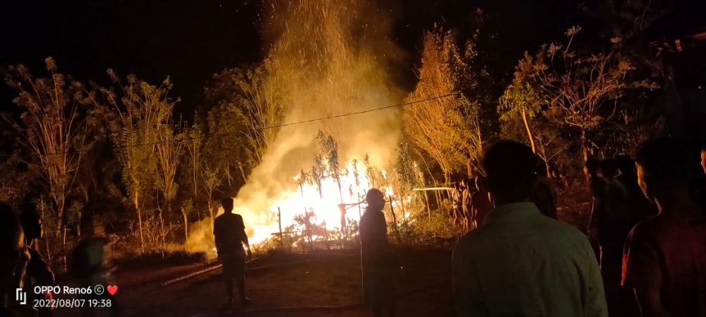 BREAKING NEWS: Rumah Warga Dusun I Air Pesi Ludes Terbakar