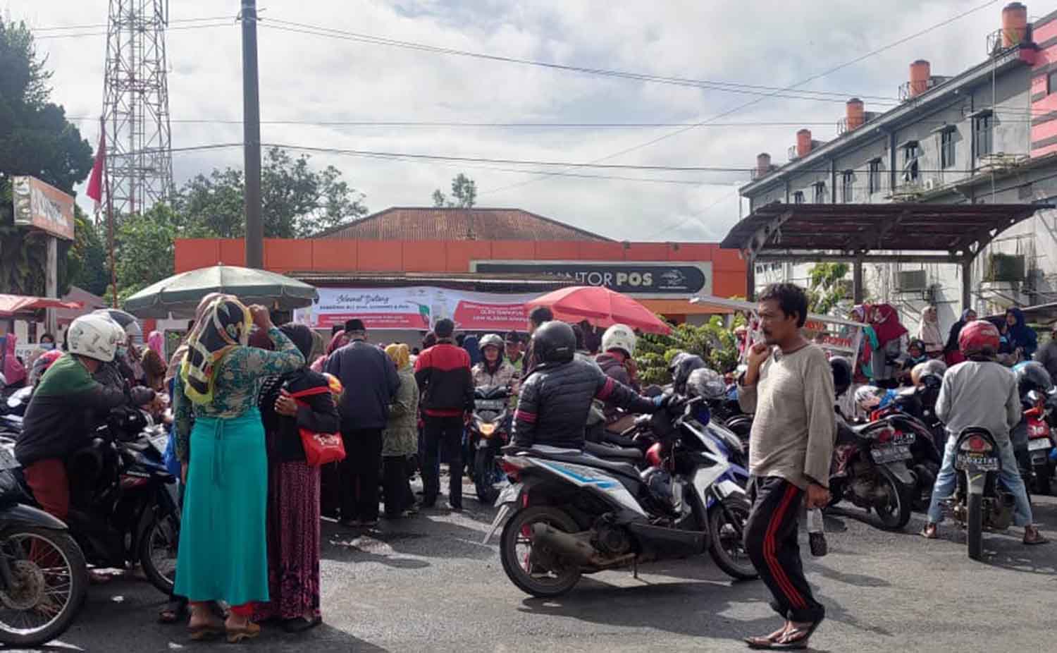 Gegara Bansos, Ribuan Massa 'Seruduk' Kantor Pos Kepahiang