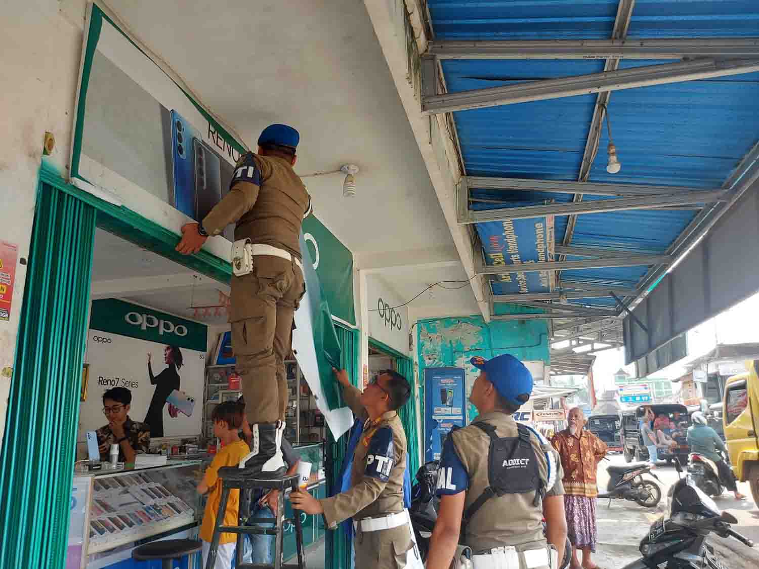 2 Vendor Reklame Smartphone Janji Bayar Pajak Bulan Ini