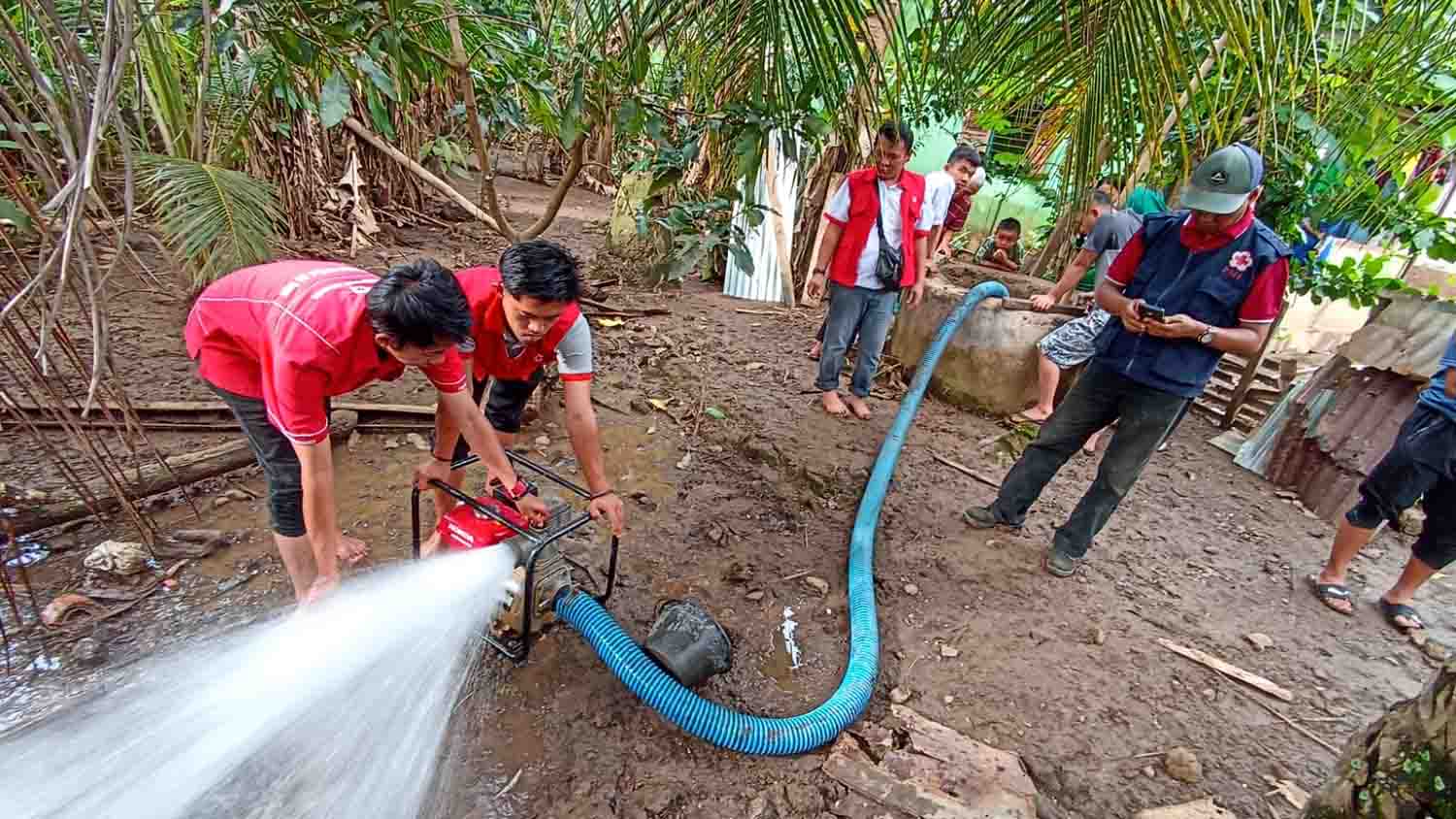 PMI Sterilisasi Puluhan Sumur Terdampak Banjir Bandang di Pagar Agung