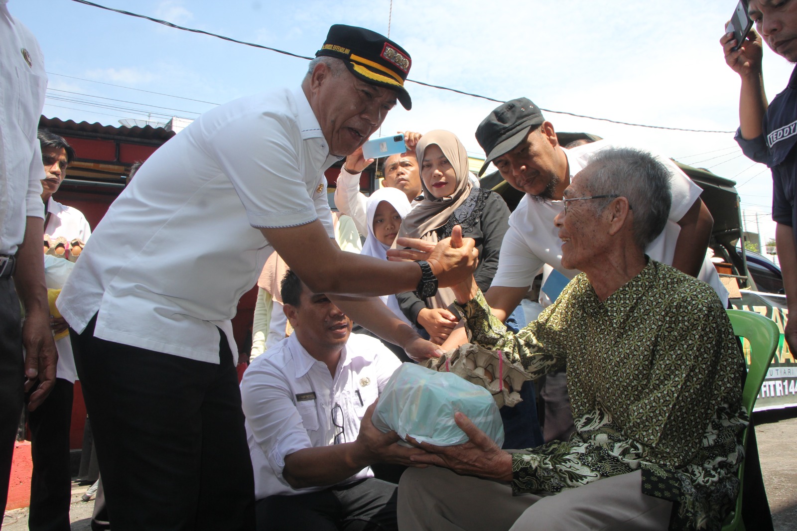 Ringankan Beban Masyarakat, Pemkab Rejang Lebong Buka Pasar Murah dan Bagi-Bagi Sembako Lansia