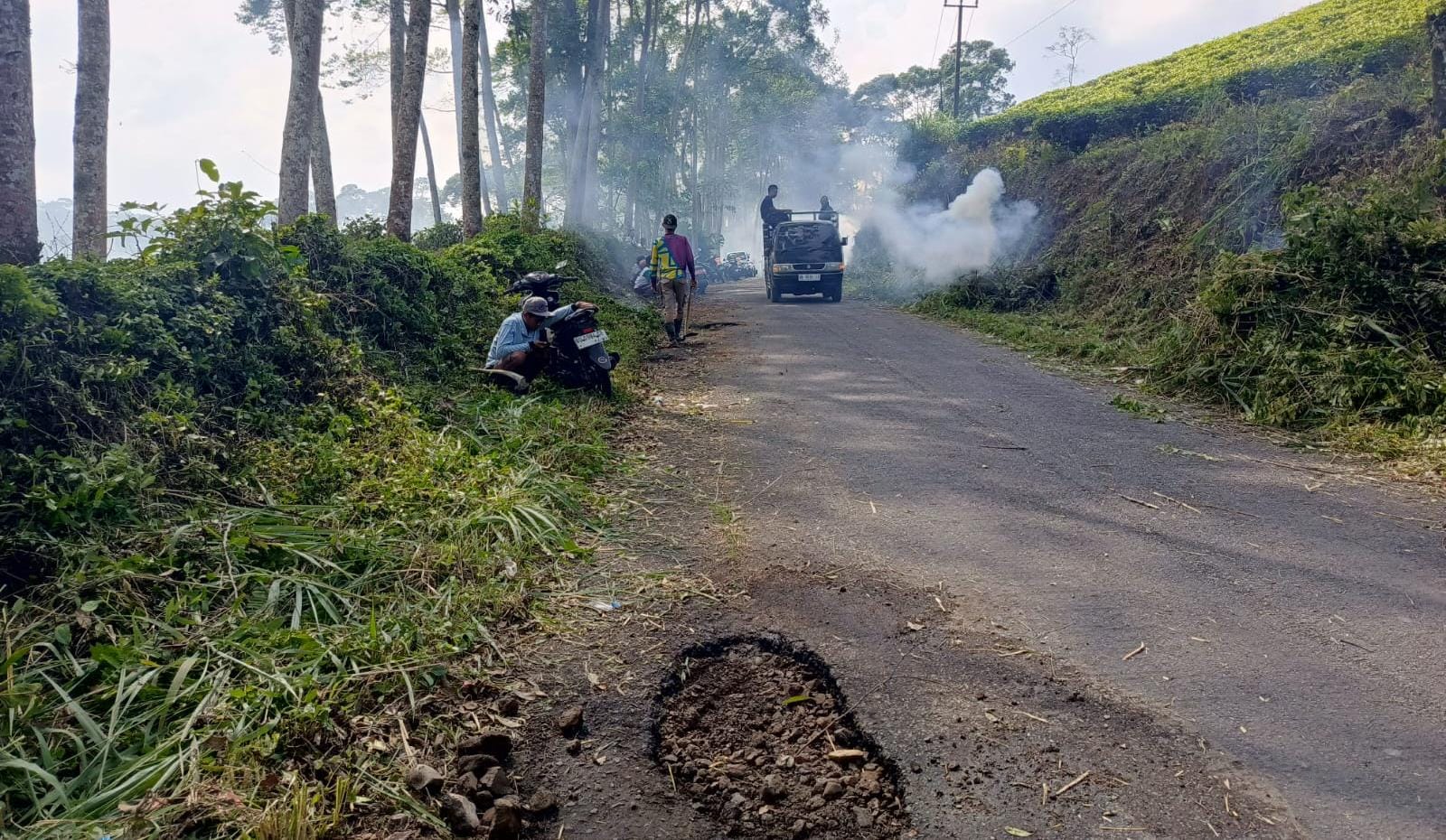 Tak Kunjung Diperbaiki, Warga Bogor Baru – Tangsi Duren Gotong Royong Tambal Jalan Provinsi Berlubang 7 KM