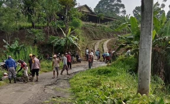 Tebas Bayang di Kepahiang Dilaksanakan Gotong Royong