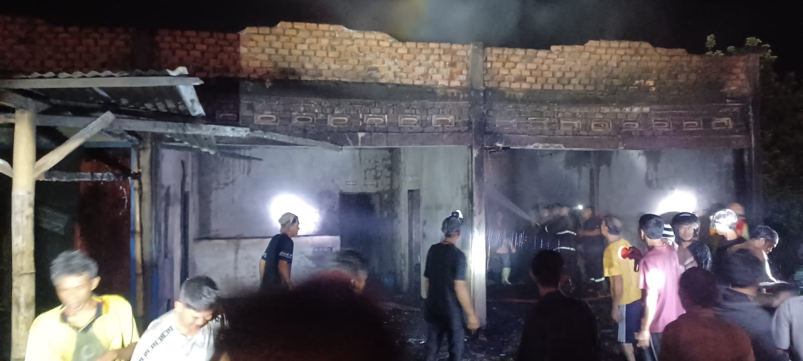 Ditinggal Pergi Pemiliknya, Rumah Warga Embong Ijuk Hangus Terbakar