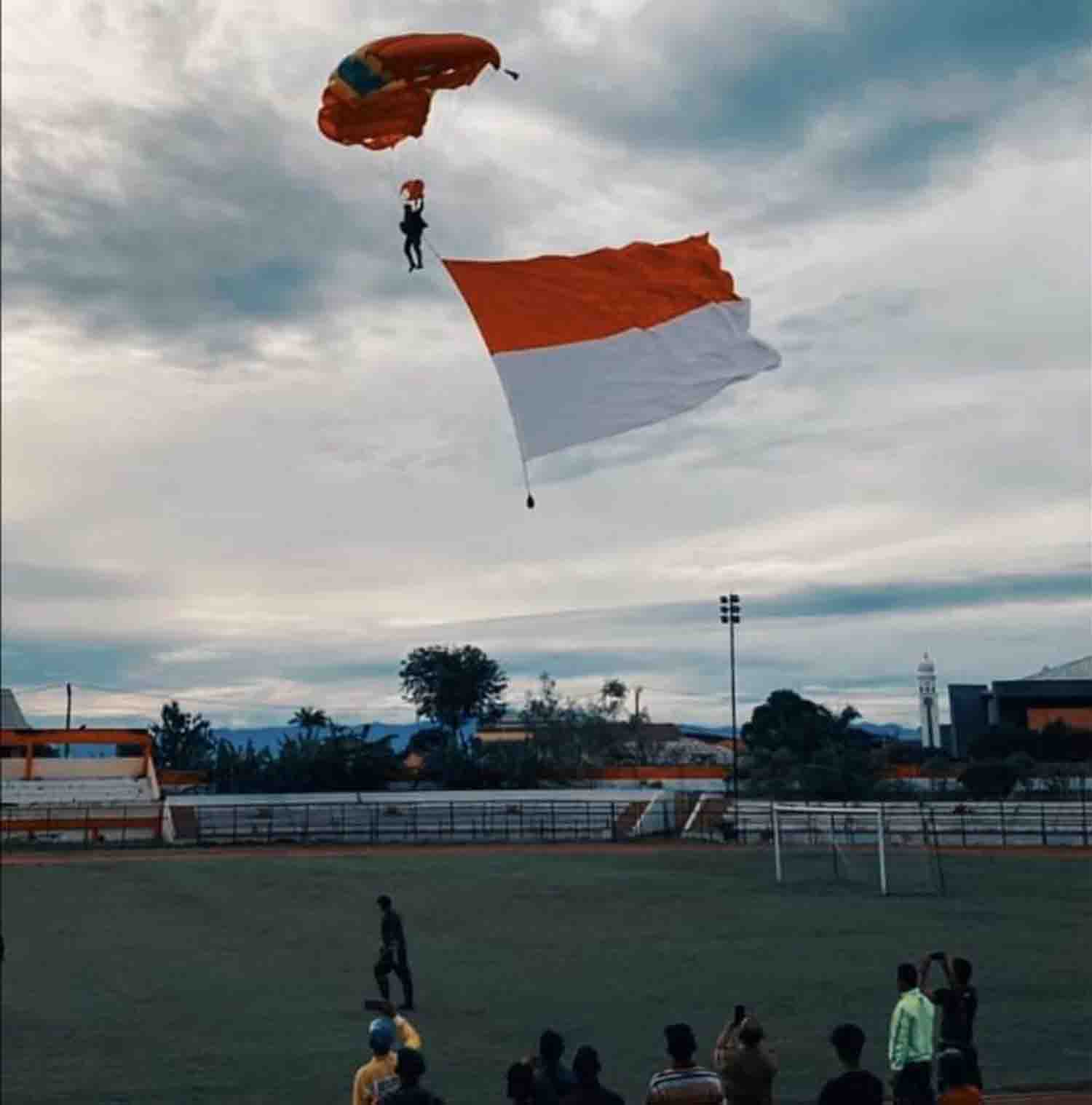 Stadion Semarak Bengkulu Jadi Lokasi Terjun Payung Kostrad