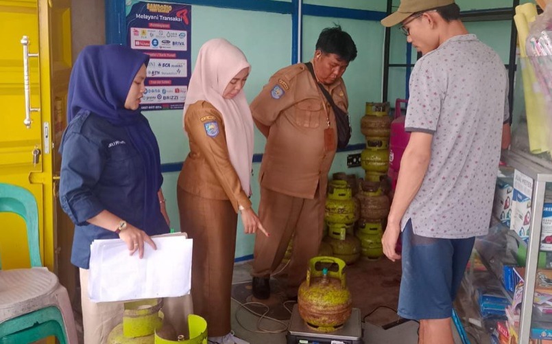 Tinjau Pangkalan, Dinas Perdagangan Pastikan Isi Gas 3 Kilogram Sesuai Standar