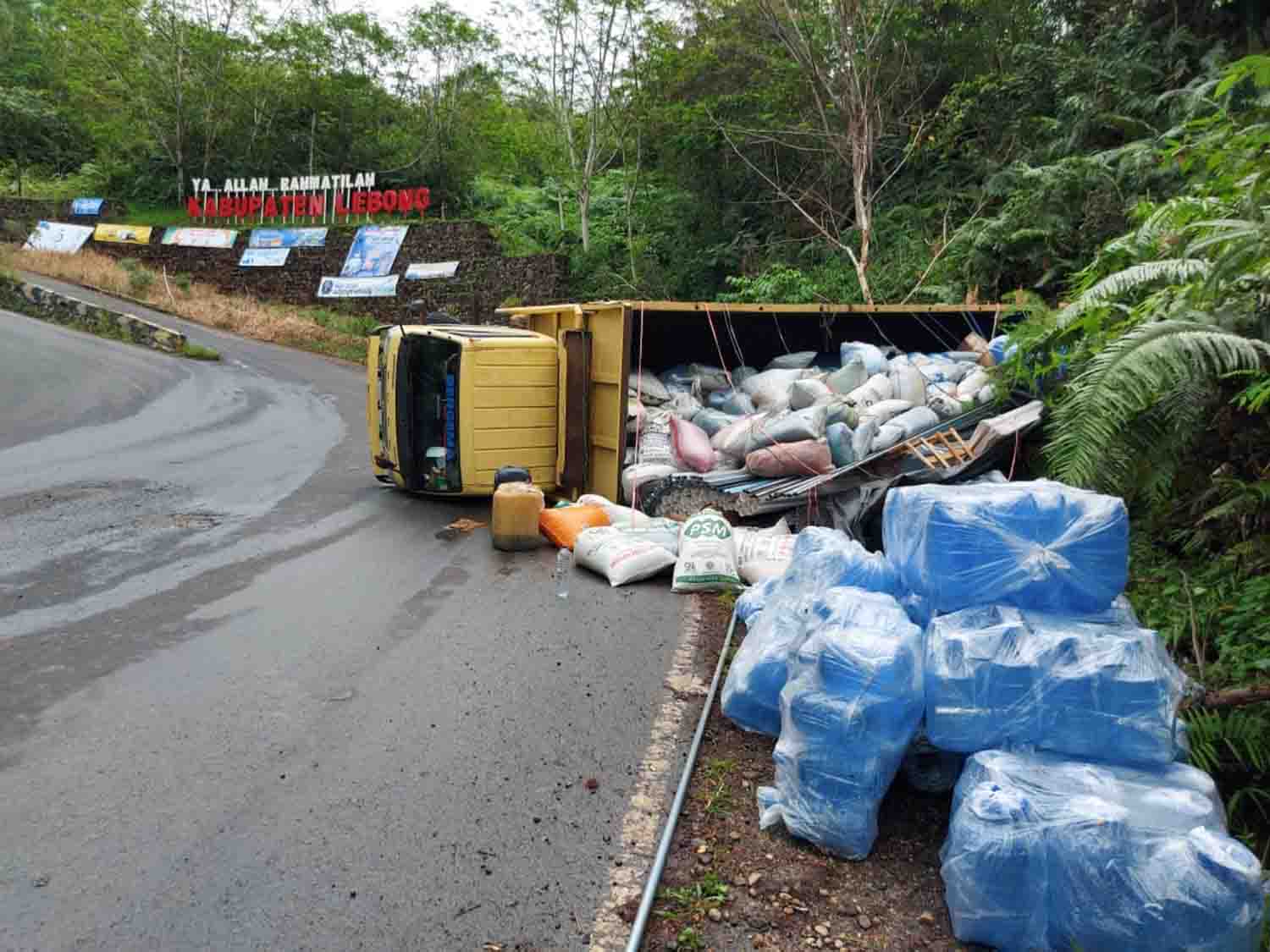 Gagal Menanjak, Truk Angkut Material Bangunan Terguling