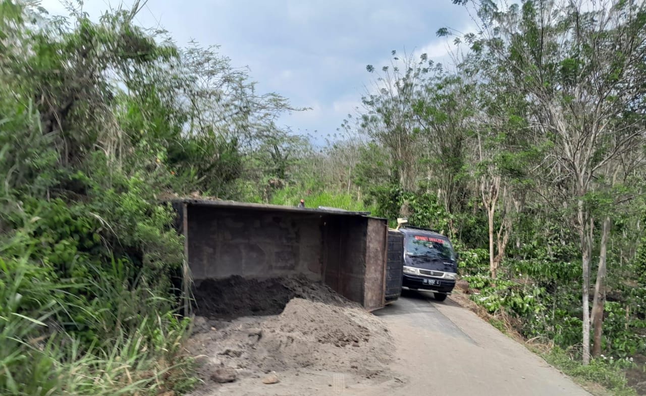 Dump Truk Terguling, Jalan Lintas Kecamatan Seberang Musi Terdampak