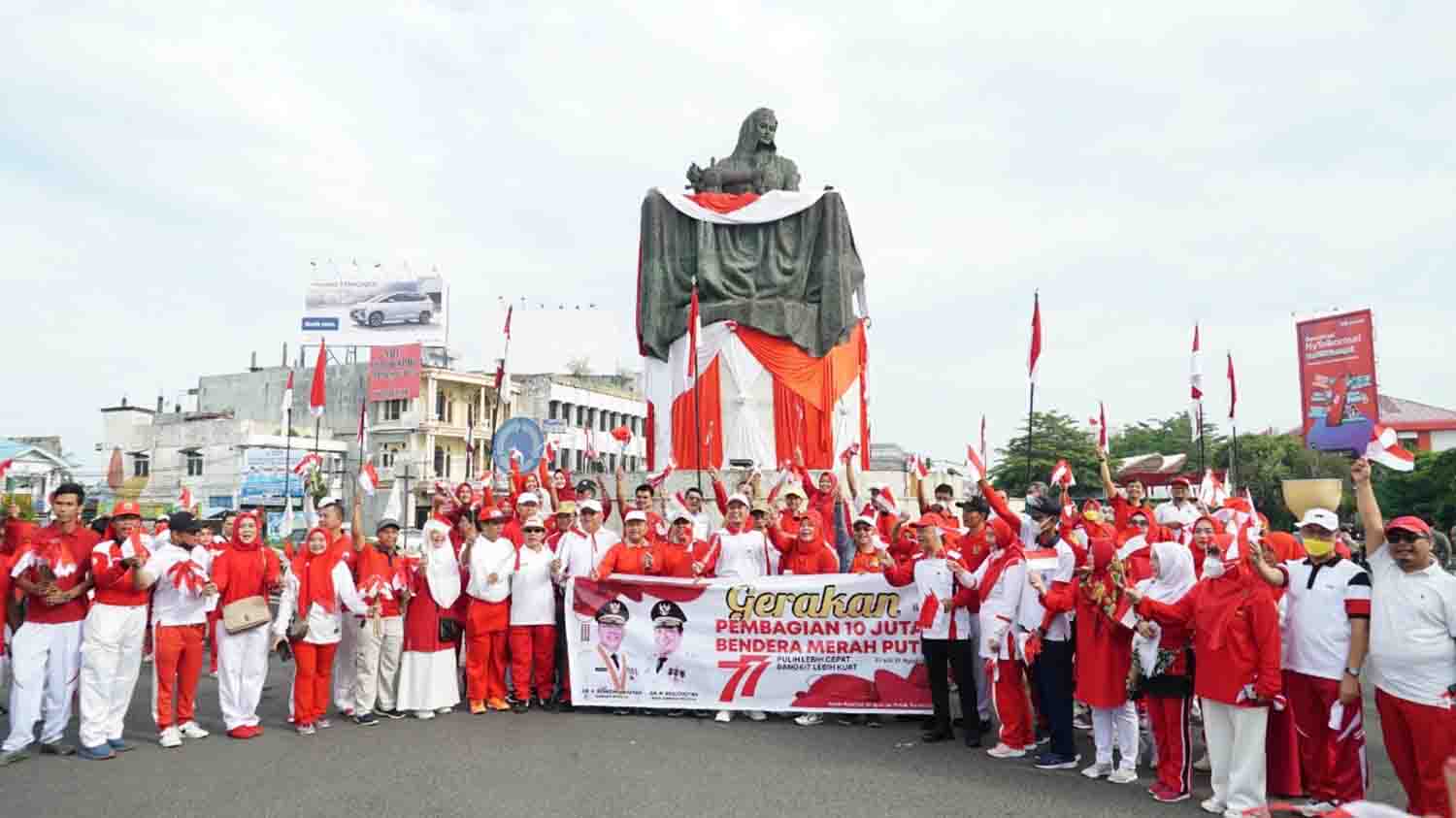 5 Ribu Bendera di Bagikan di Simpang 5 Ratu Samban