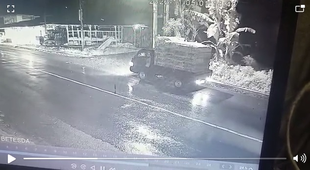 Nekat Mencuri! Sopir Mobil Ayam Ini Terekan CCTv