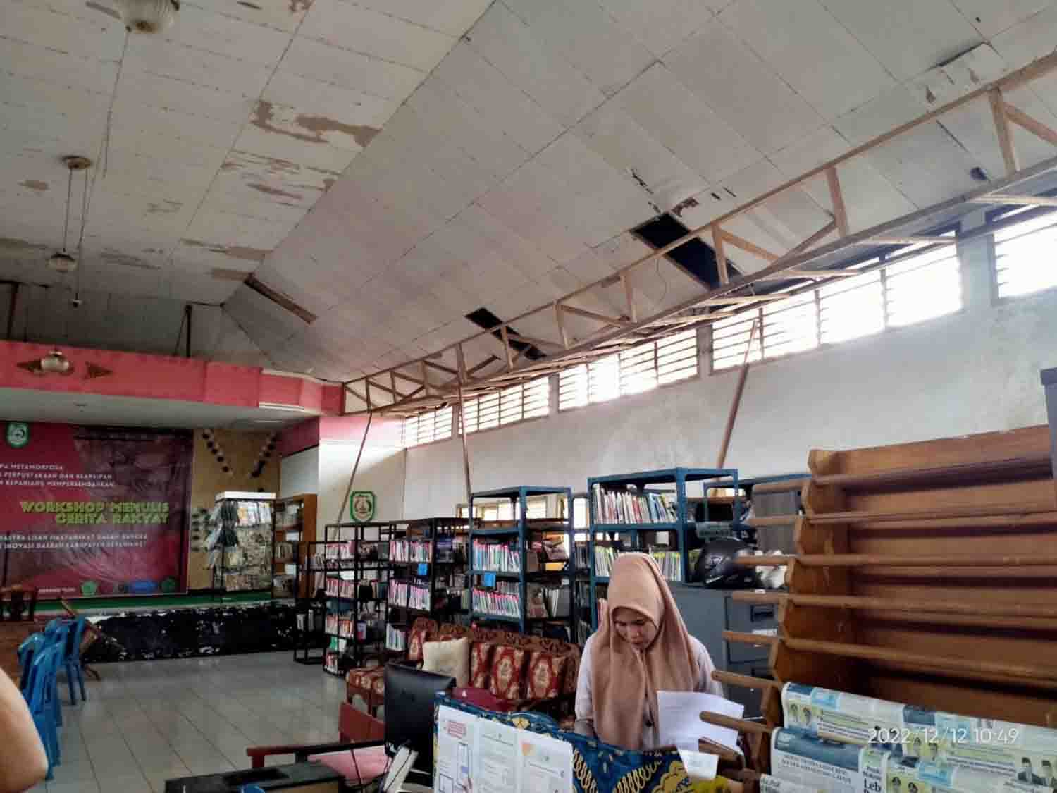 Plafon Gedung Perpustakaan Nyaris Runtuh