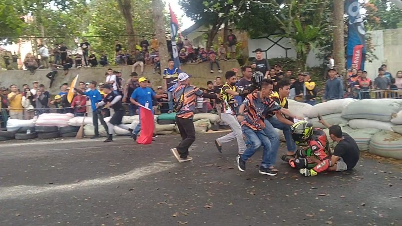 Di Kepahiang 2 Pembalap Adu Jotos di Lintasan Road Race