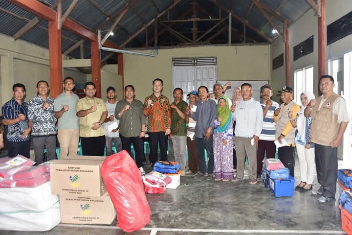 Peduli Korban Bencana Puting Beliung, Bupati Rejang Lebong Serahkan Bantuan
