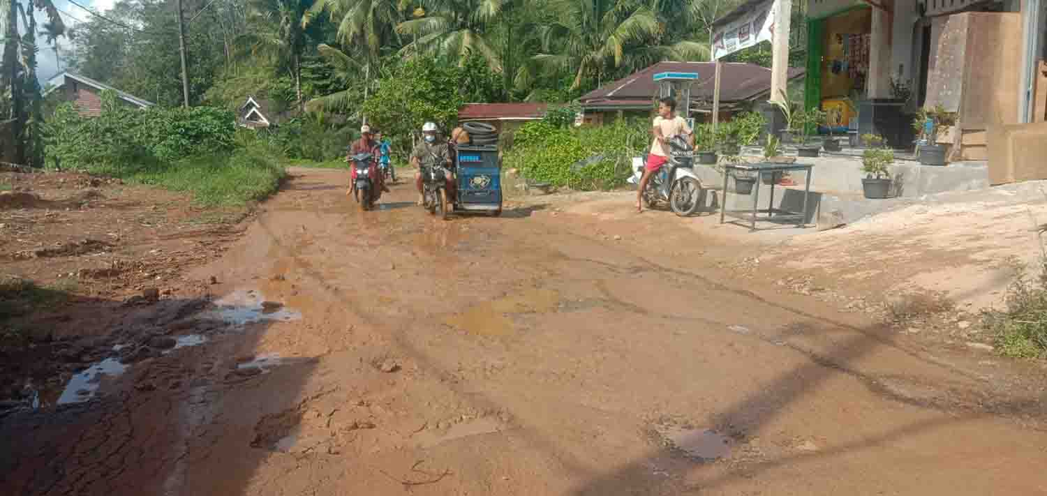 Warga Air Kopras Keluhkan Jalan Rusak