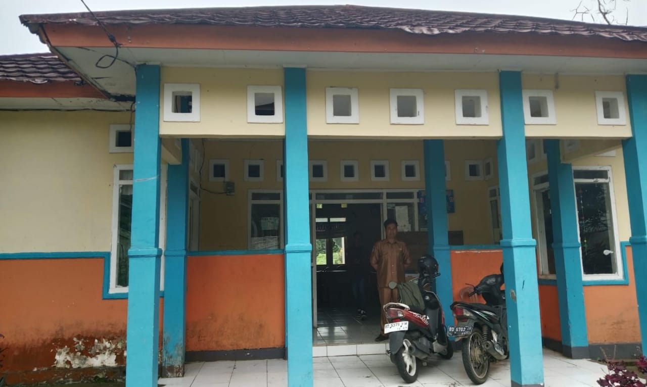 Parah! Kantor Lurah Difoto Warga Jadi Syarat Penerima Bansos