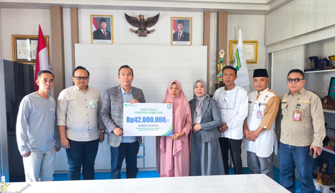 Keluarga Almarhum Kades Permu Terima Santunan Kematian