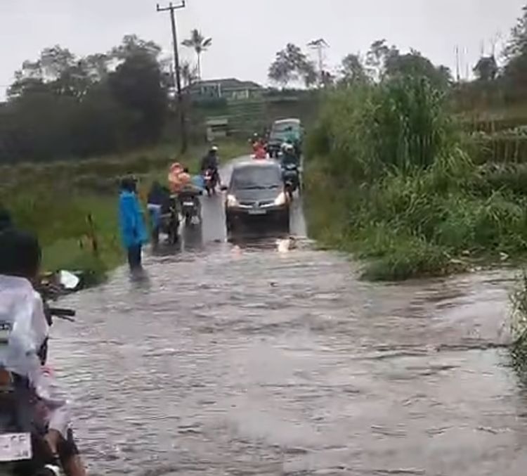Kok Biasa Ya, Padahal Dataran Tinggi: Jalan Utama Wisata Kabawetan Kepahiang Direndam Banjir