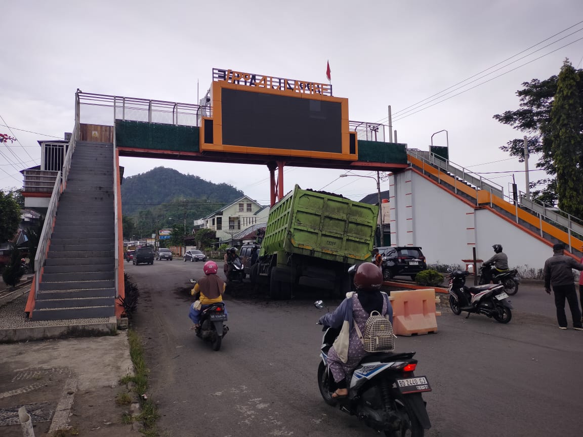 Truk Batu Bara Tabrak Pembatas Jalan di Kepahiang!