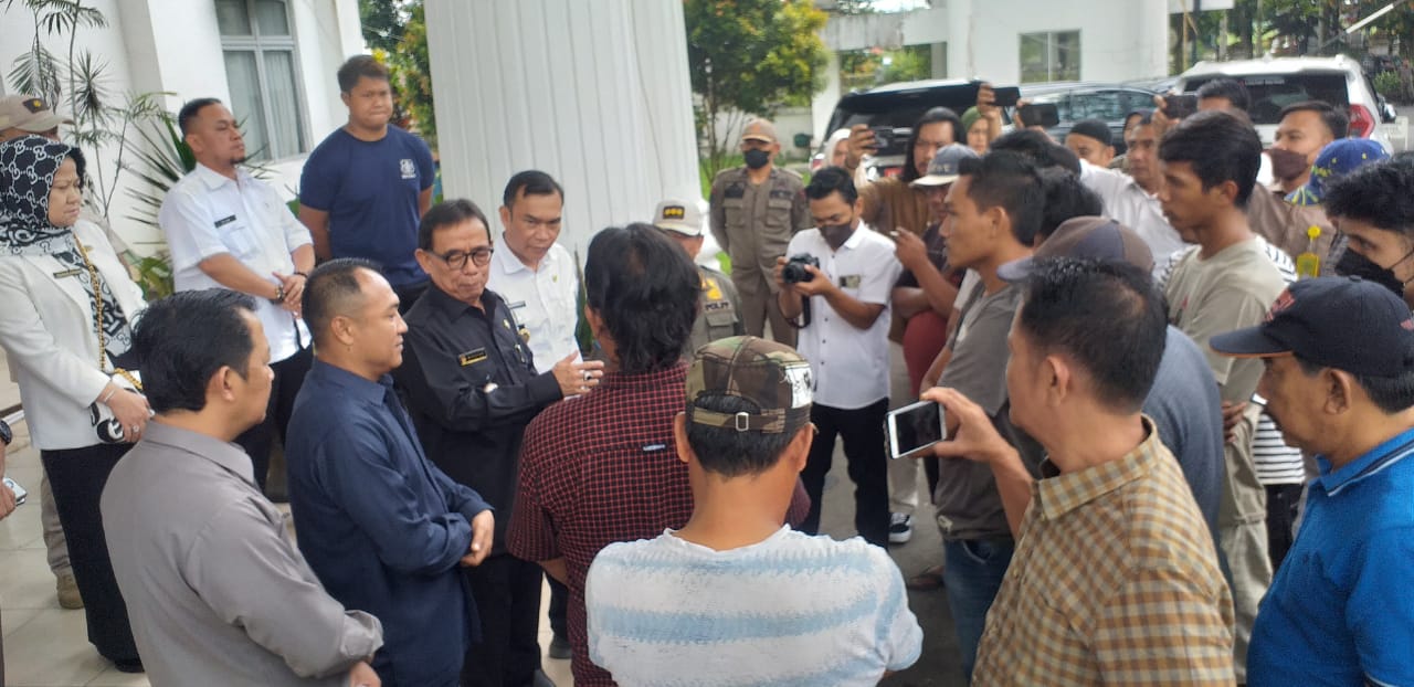 BREAKING NEWS: DPRD Kepahiang Didemo Puluhan Sopir Truk