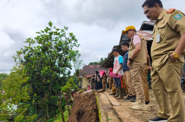 Dipimpin Wabup, Pemkab Kepahiang Tinjau dan Beri Bantuan Warga Bukit Menyan Korban Bencana Longsor