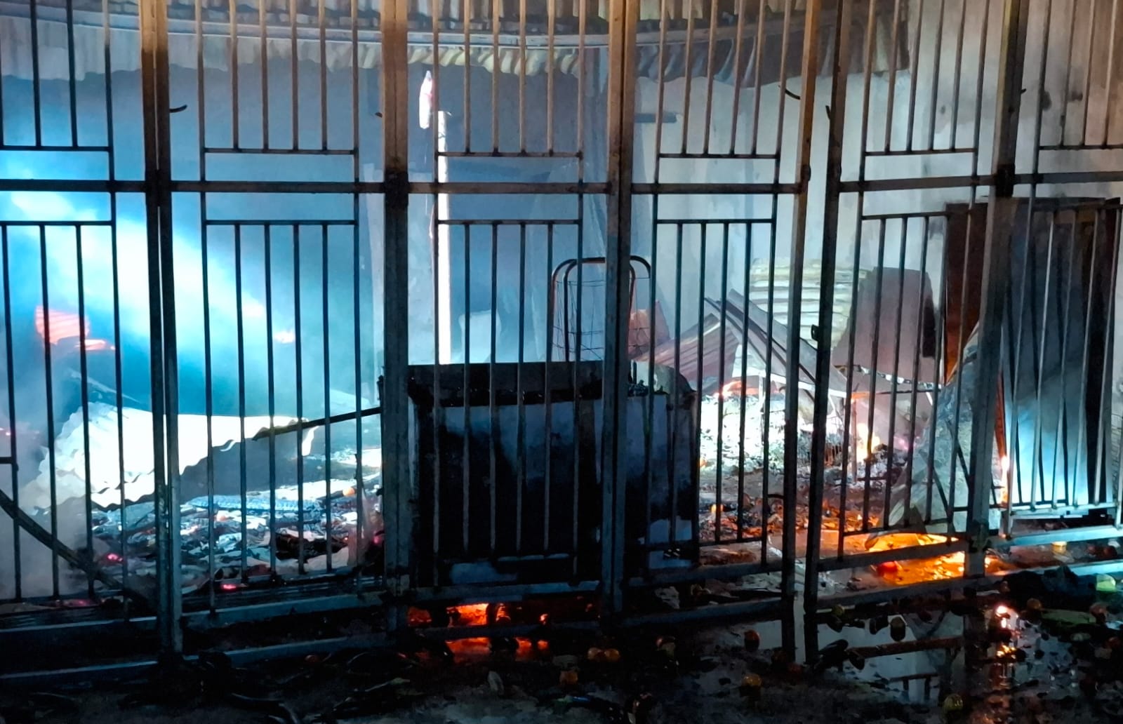 Amuk Si Jago Merah Dini Hari di Ujan Mas Atas, Dua Ruko Hangus Terbakar!