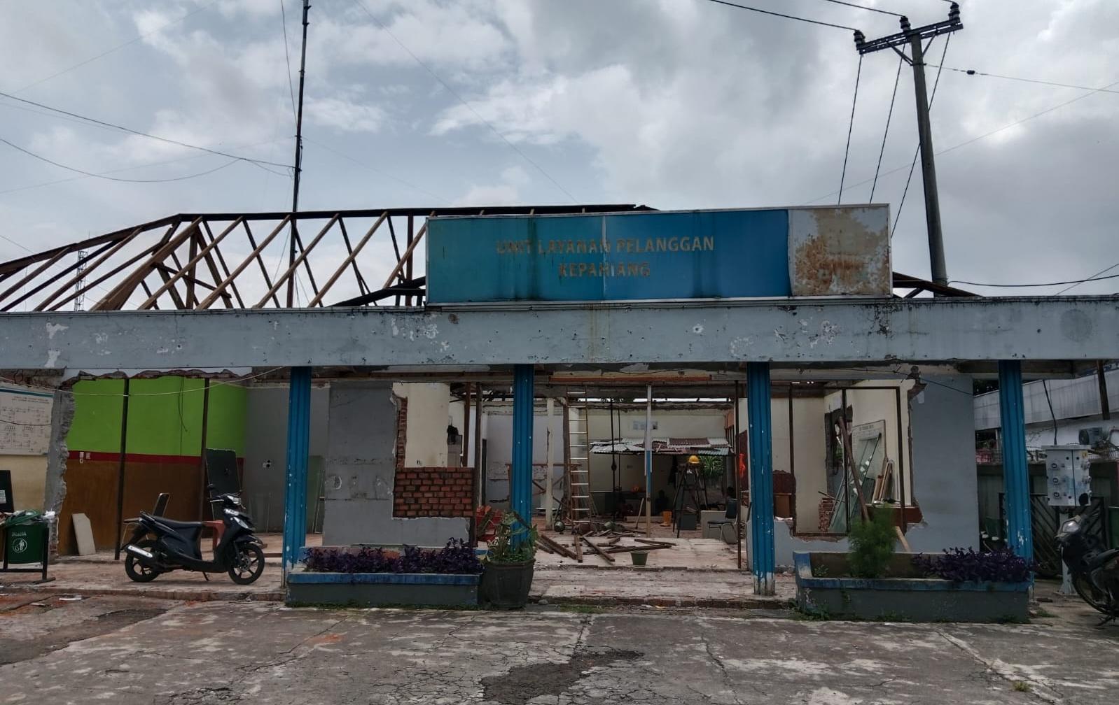 Tiang Listrik Terbakar Disinyalir Sudah Usang, PLN Klaim Sudah Diperbaiki!