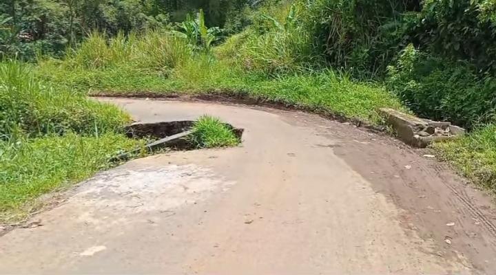 Jalan Utama Desa Karang Endah Nyaris Amblas